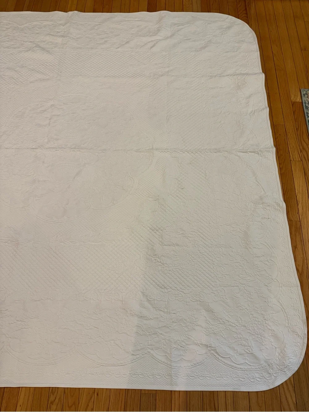 Vintage White 100% Cotton Matalesse Coverlet Queen Bedspread Floral Medallion